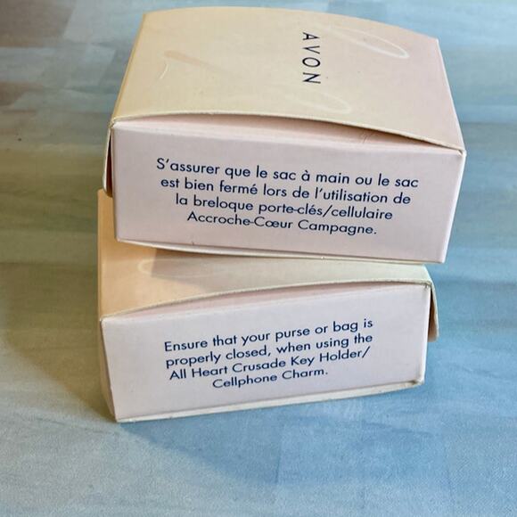 0082 Vintage Y2K Avon All Heart Crusade Key Holder & Cell Phone Charm (2007) - Picture 5 of 6